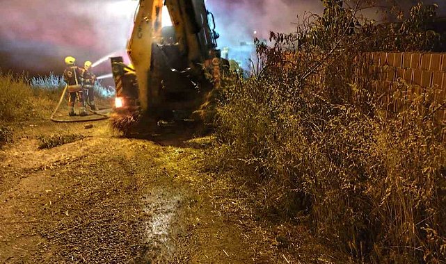 İvrindi'de samanlık yangını: 200 balya küle döndü 1 düve telef oldu