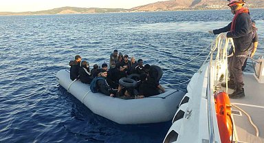 İzmir açıklarında göçmen operasyonu: 4'ü çocuk 65 düzensiz göçmen yakalandı