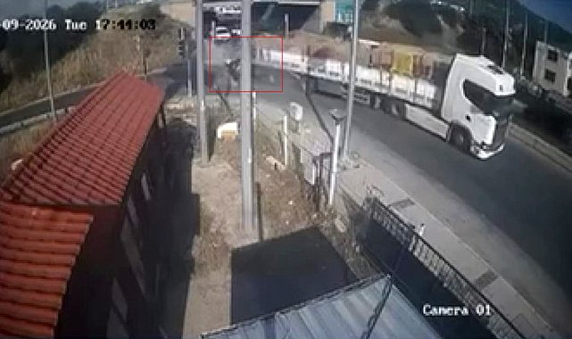 İzmir'de feci kaza: Tıra adeta ok gibi saplandı