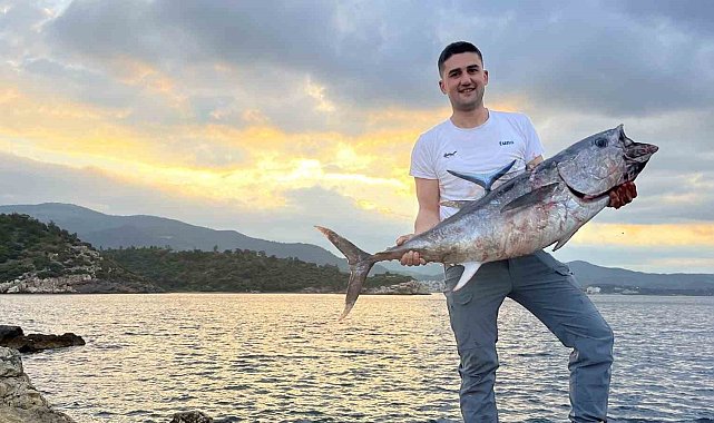 İzmir'de inanılmaz av: Kıyıdan dev orkinos yakaladılar, o anlar kamerada