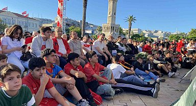 İzmir'de milli heyecan meydanlara taştı: Dev ekranda Dünya Kupası coşkusu