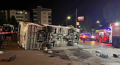 İzmir'de servis otobüsü ile otomobil çarpıştı: 4 yaralı