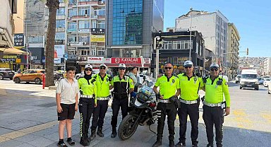 İzmir'in efsane trafik polisi emekli oldu: Son anonsunda elleri titredi