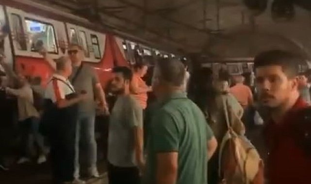 Kadıköy'de metro raydan çıktı, yolcular raylardan yürüyerek tahliye edildi