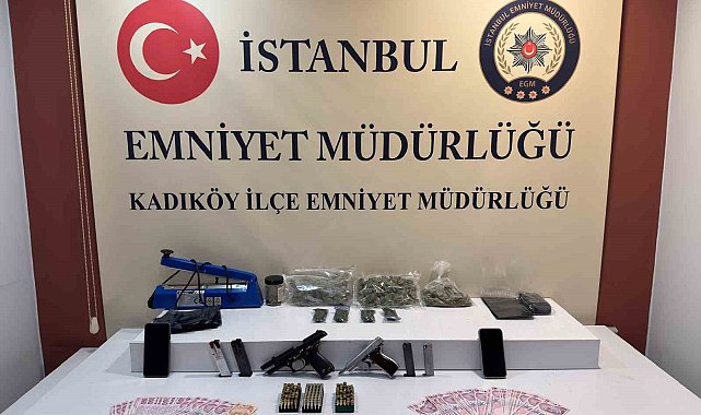 Kadıköy'de "dur" ihtarına uymayan şüphelilerden çok miktarda uyuşturucu madde ve ruhsatsız silah çıktı