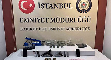 Kadıköy'de "dur" ihtarına uymayan şüphelilerden çok miktarda uyuşturucu madde ve ruhsatsız silah çıktı