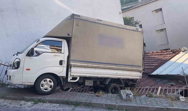 Kağıthane'de geri kayan kamyonet evin çatısına düştü