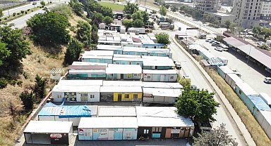 Kahramanmaraş'ta esnafa verilen konteynerler kaldırılmaya başlandı