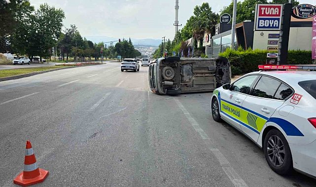 Kaldırıma çarpan araç takla attı: 2 yaralı