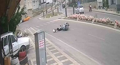 Kaldırıma çarpan motosiklet ve sürücünün yola savrulduğu anlar kameraya yansıdı: 1 yaralı