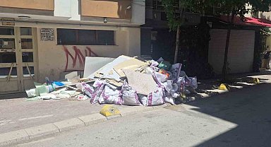 Kaldırıma sorumsuzca bırakılan inşaat artıkları