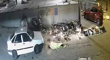 Kaldırımda uyuyanı fark etmedi, üzerinden otomobille geçti: O anlar kamerada