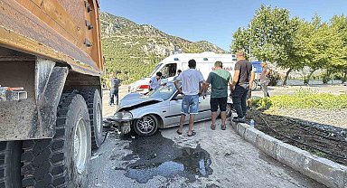 Kamyona arkadan çarpan genç sürücü yaralandı