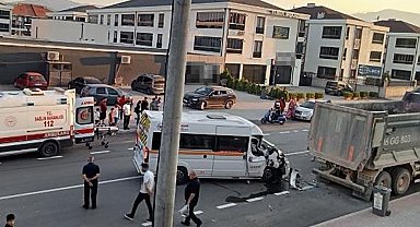 Kamyona arkadan çarpan servisin sürücüsü ağır yaralandı