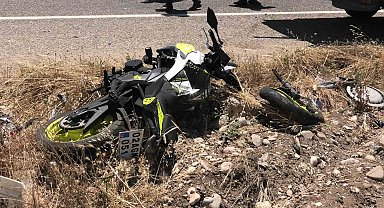 Kamyonet ile motosiklet çarpıştı: 1'i ağır 2 yaralı