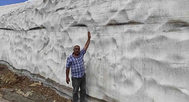 Kar kalınlığının 5 metreyi bulduğu Mereto Dağı'na bahar yeni geldi