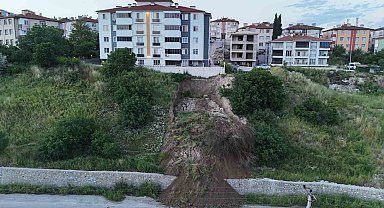 Karabük'te heyelan tehlikesi: Toprak kütlesi yola indi