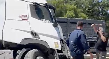 Karacabey'de ön lastiği patlayan tır refüje girdi