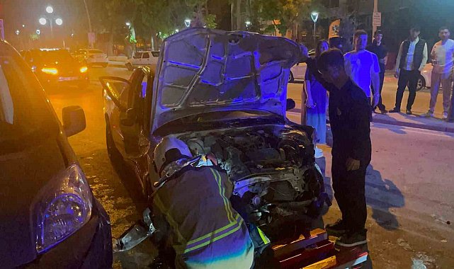 Karaman'da karşı şeride geçen pikap park halindeki 3 araca çarptı: 1 yaralı