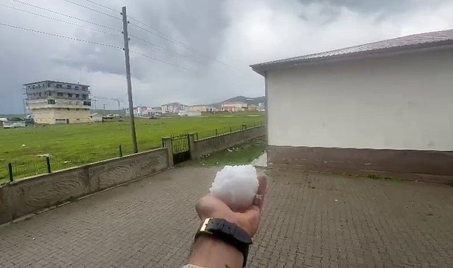 Karayazı'da ceviz büyüklüğündeki dolu şaşırttı