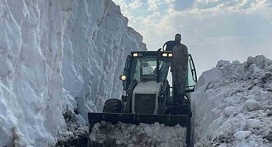 Karlı yollar göçerler için açılıyor
