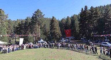 Karnavas Dut Pekmezi Festivali'nde çocuklar parmakla pekmez yemek için yarıştı