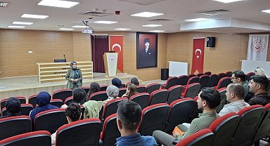Kars'ta Aile ve Sosyal Hizmetler personeline teknoloji bağımlılığı eğitimi
