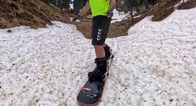 Kars'ta haziranda snowboard