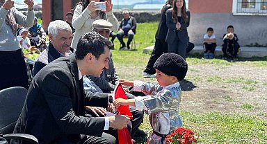Kars'ta köy ilkokulunda yıl sonu coşkusu