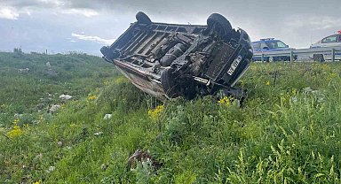 Kars'ta ticari araç şarampole devrildi: 1 yaralı