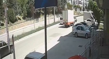 Karşı şeride geçen otomobil, kamyonetle çarpıştı: O anlar kameraya yansıdı