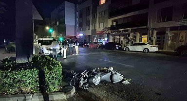 Kasisten çapraz geçmek isteyen otomobile motosiklet çarptı: 2 yaralı