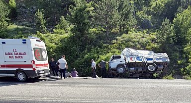 Kastamonu'da kamyon şarampole devrildi: 2 yaralı