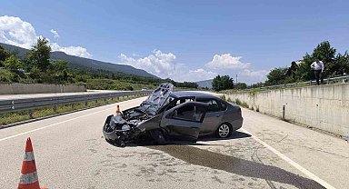 Kastamonu'da otomobil istinat duvarına çarptı: 2 yaralı
