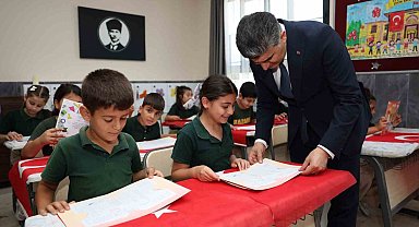 Kaymakam Şener, öğrencilerin karne mutluluğuna ortak oldu