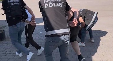 Kayseri'de aracın bagajından 4 bin 458 adet uyuşturucu hap ele geçirildi: 3 tutuklama