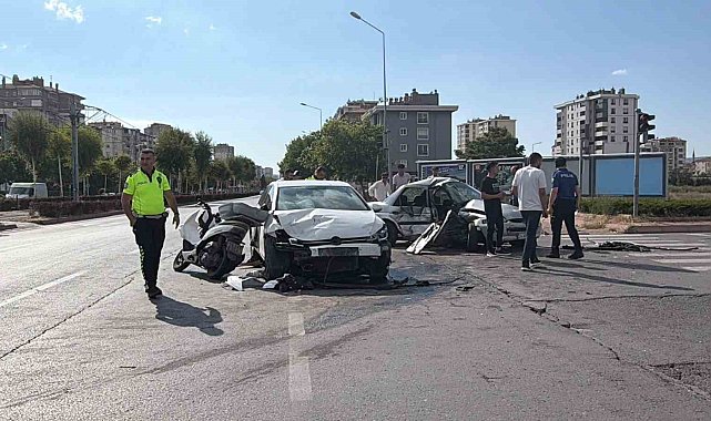 Kayseri'de zincirleme kazada otomobil kağıt gibi ezildi: 5 yaralı
