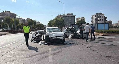 Kayseri'de zincirleme kazada otomobil kağıt gibi ezildi: 5 yaralı