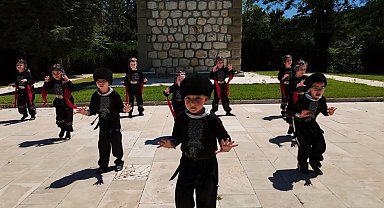Kazak Türklerinin geleneksel yöresel kıyafetleri ile ünlü 'Kartal Dansı'nı sahnelediler