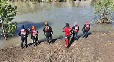 Kelkit Çayı'na atlayan kızın izine 20 gündür rastlanmadı