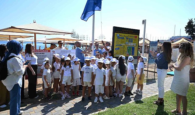 Kemer Belediyesi Halk Plajı'nda mavi bayrak göndere çekildi