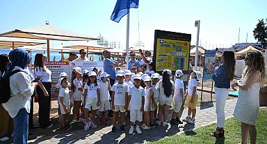 Kemer Belediyesi Halk Plajı'nda mavi bayrak göndere çekildi
