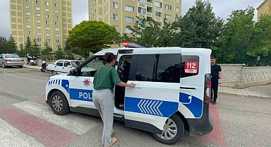 Kimliğini evde unutan adayın imdadına polis yetişti