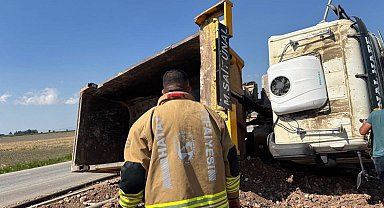 Kırıkhan'da yan yatan kamyonunun sürücüsü yaralandı