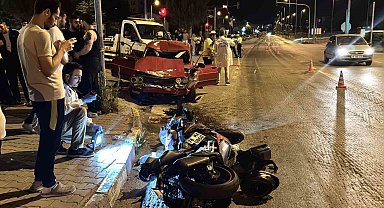 Kırmızı ışık ihlali felaket getirdi: Otomobilin çarptığı motosikletli ağır yaralandı
