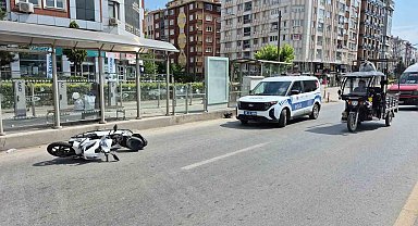 Kırmızı ışık ihlali yapan motosiklet yayaya çarptı: 2 yaralı