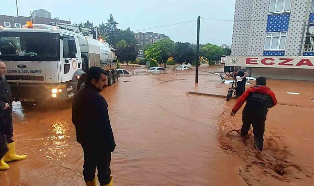 Kırşehir'de sağanak yağış sele dönüştü