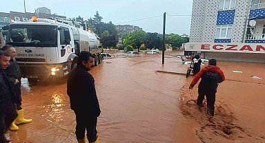 Kırşehir'de sağanak yağış sele dönüştü