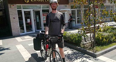 Kız arkadaşından ayrılınca dünya turuna çıkan genç gezgin bir yılda 8 bin kilometre pedal çevirdi