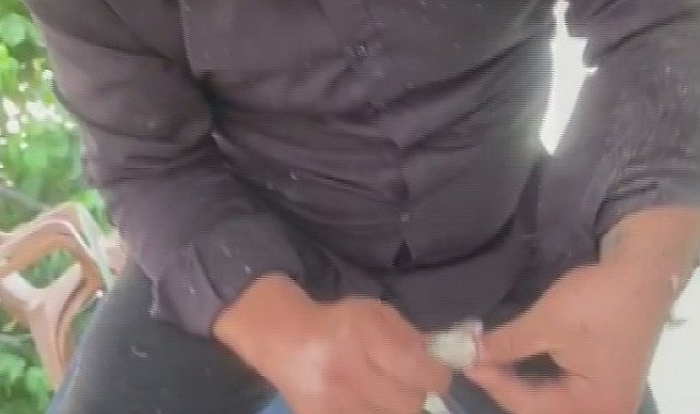 Klima ünitesinin boru hattında yakaladığı yılanı "Sevgili yılan insanlardan uzak dur, yoksa ne yaparlar biliyorsun" diyerek doğaya saldı